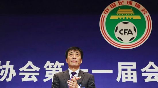 【比赛焦点瞬间】第10分钟，里克尔梅左侧下底传中被封堵回来，后续跟进再得球兜射，可惜皮球击中横梁弹出。
